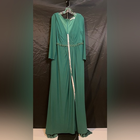 Mac Duggal 67899 Emerald Green Evening Gown with embellished belt, size 14W - Picture 3 of 9